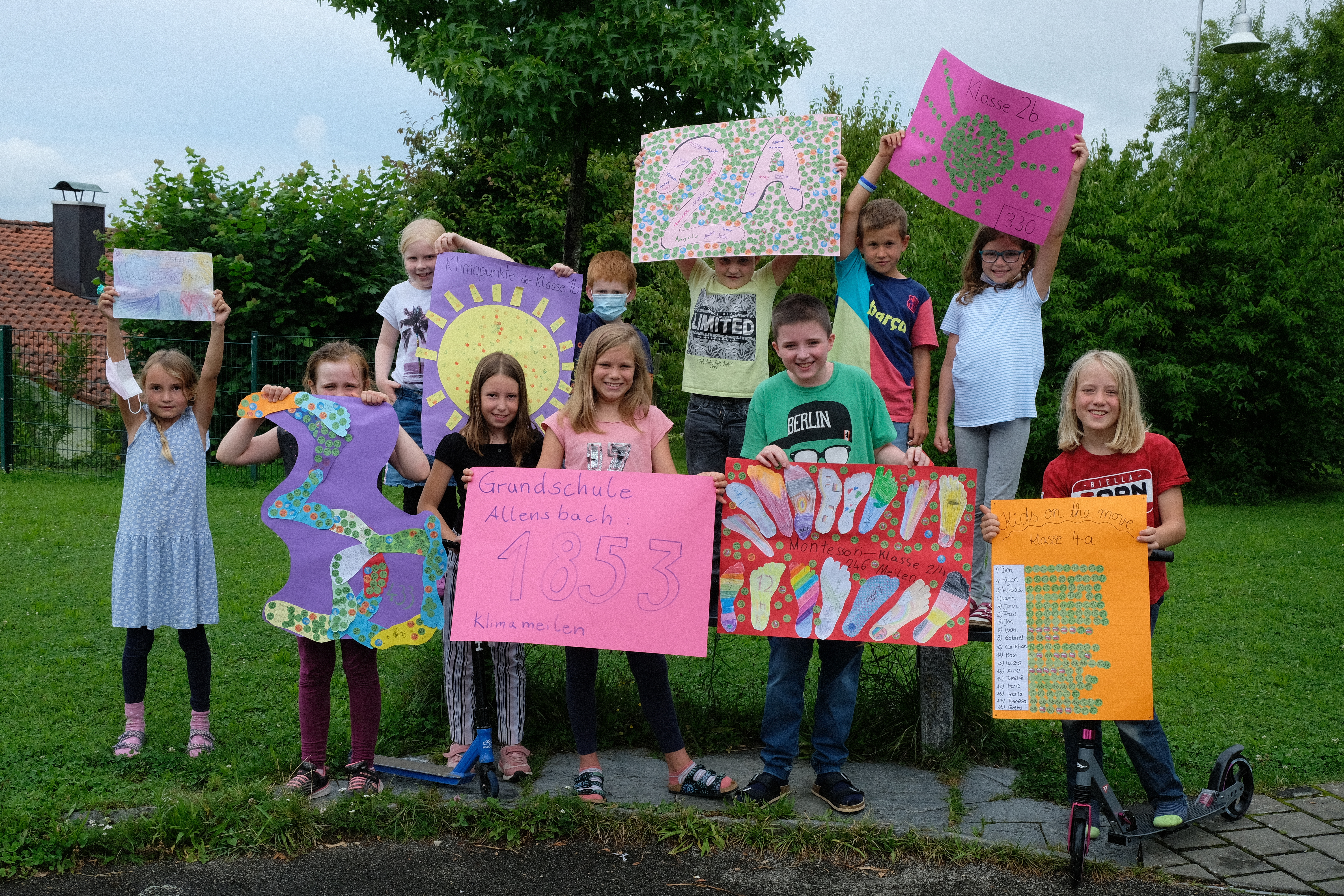  Kinder der Grundschule Allensbach zeigen ihre Plakate - Foto: Grundschule Allensbach 