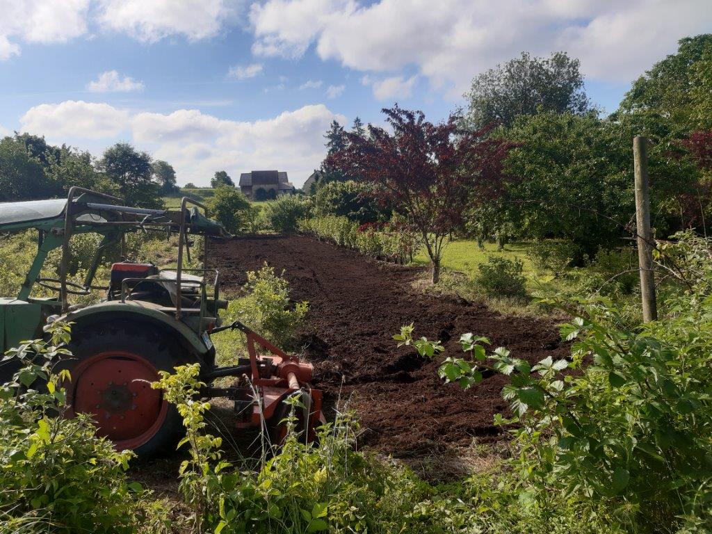  "Ländle" in Kaltbrunn - Acker wird mit Traktor vorbereitet - Foto: Lokale Agenda 21 