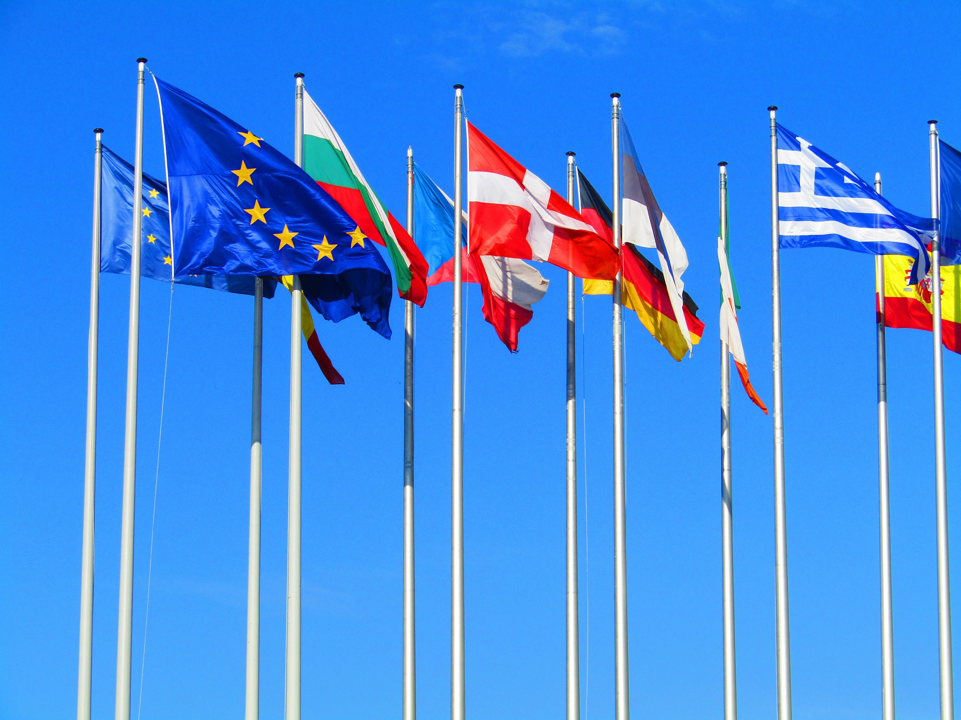  Europa-Flagge und weitere Länderflaggen - Foto: pixabay.com - Udo Pohlmann 
