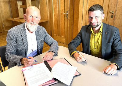 Stadtwerke-Geschäftsführer Dr. Norbert Reuter und Bürgermeister Stefan Friedrich bei der Vertragsunterzeichnung