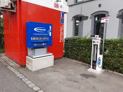 Schlauchkasten und Fahrradreparaturstation am Bahnhof - Foto: Gemeinde