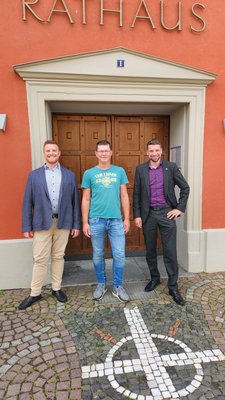 Bürgermeister Stefan Friedrich (r.) und Hauptamtsleiter Stefan Weiss (l.) begrüßen Jan Carstensen als neuen IT- und EDV-Beauftragten in der Gemeindeverwaltung