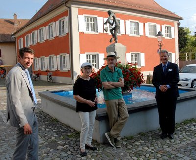 von links: Bürgermeister Stefan Friedrich, Uta Müller-Rönnefahrt und Kurt Müller, Sparkassendirektor Johann Roth vor dem Rathaus