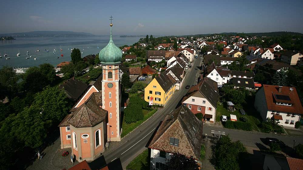  Luftbild von Allensbach - Im Vordergrund die katholische Kirche St. Nikolaus 