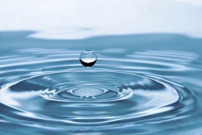 Wassertropfen fällt ins Wasser - Foto: Pixabay.com - Rony Michaud